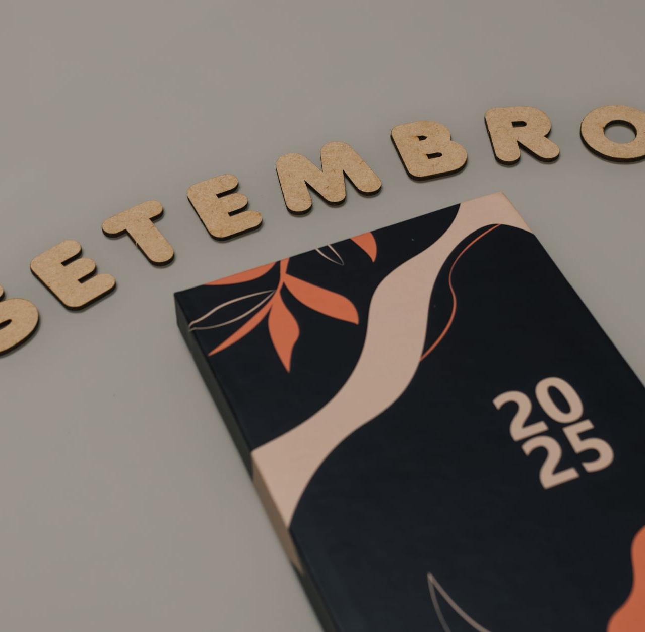 Artistic 2025 planner with 'Setembro' in wooden letters. Modern and conceptual.