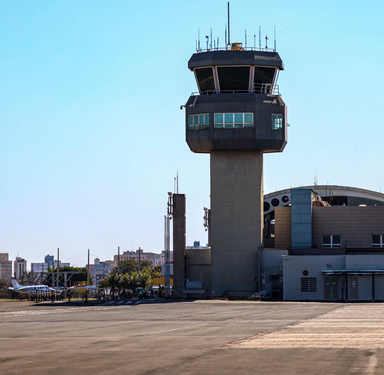 A view of the control tower at Londrina Airport in sunny weather.